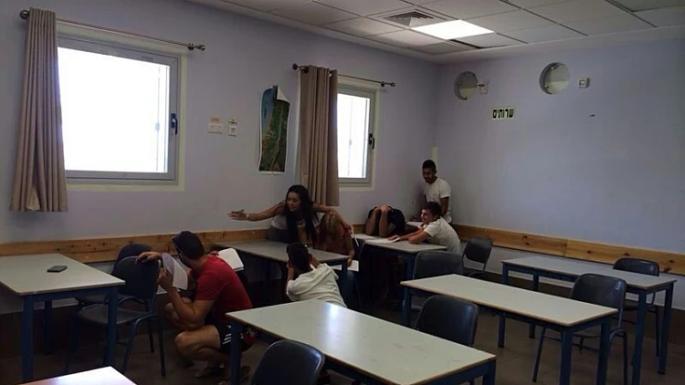 מבחן בגרות במועצה האזורית שער הנגב בזמן ירי רקטות