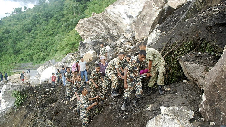 כוחות חילוץ פועלים בזירת אירוע בנפאל