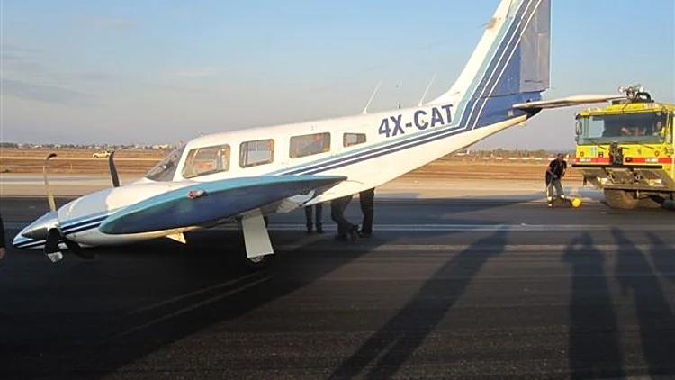 מטוס קל שנחת בנתב"ג בשלום על גחונו