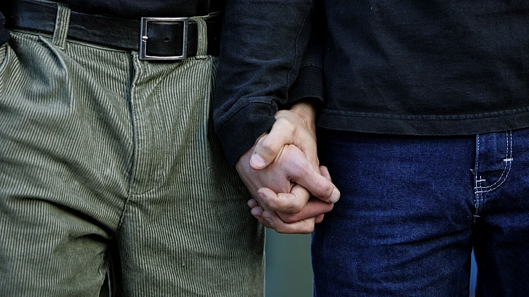 זוג גברים מחזיקים ידיים