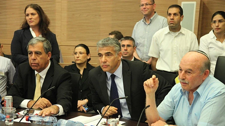 שר האוצר לפיד, סגן השר לוי ויו"ר ועדת הכספים סלומינסקי