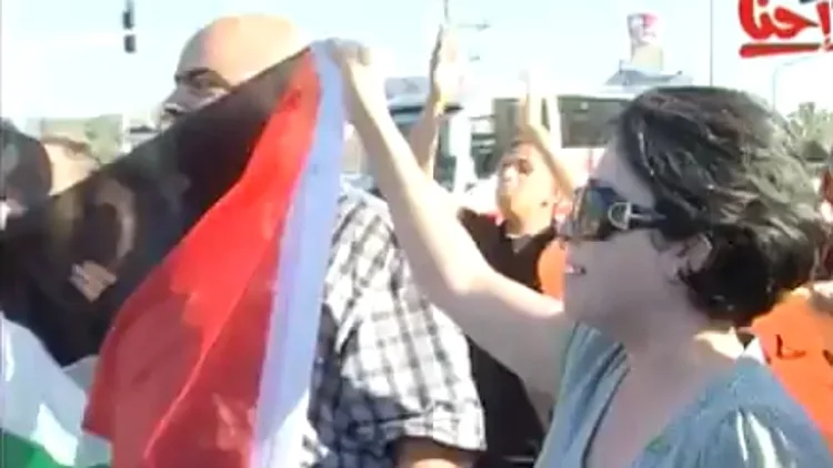 חברת הכנסת חנין זועבי מפגינה בנצרת