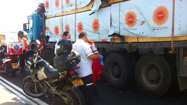 זירת התאונה בכביש 4 סמוך לצומת פרדסיה
