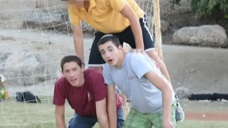 גיל-עד שער עם נפתלי פרנקל ביום ספורט של ישיבת מקור חיים, יום לפני שנחטפו