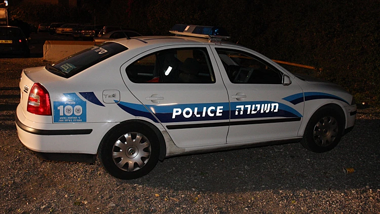 ניידת משטרה בלילה.