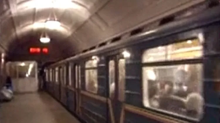 רכבת נכנסת למנהרה. מתוך התוכנית אורלי וגיא בעמ