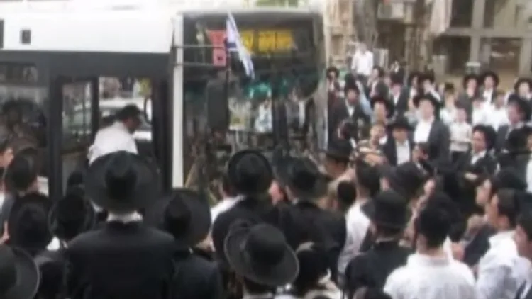 חרדים מבני ברק חוסמים אוטובוס ביום העצמאות