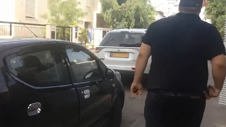 מאבטח ליד ביתו של אבי ניר
