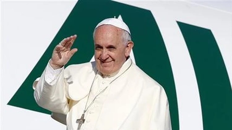 האפיפיור פרנציסקוס בעלייה למטוס לעמאן, לקראת ביקורו במזרח התיכון