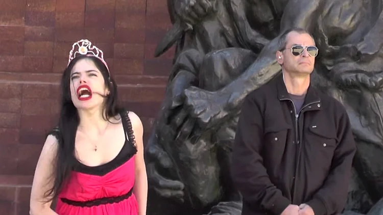 השחקנית נטלי כהן וקסברג בהופעה פרובוקטיבית ביד ושם