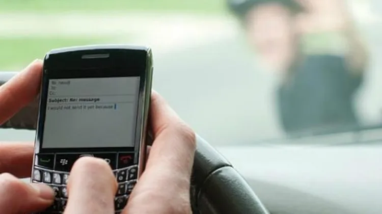 שליחת סמס בזמן נהיגה