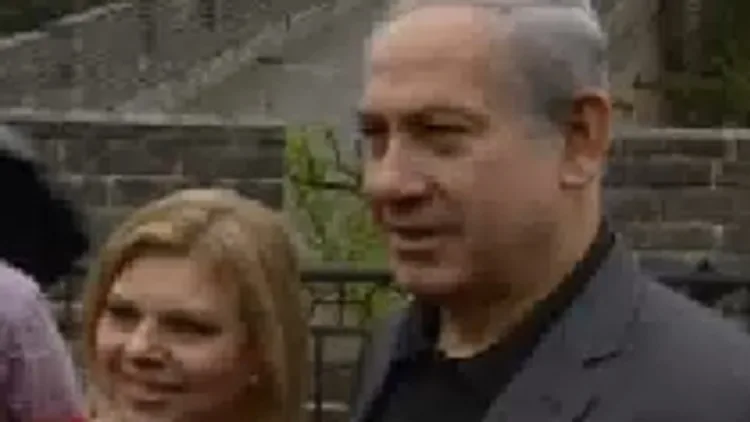 ראש הממשלה בנימין נתניהו עם רעייתו שרה נתניהו בביקור בחומה הסינית