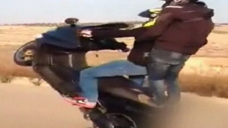 תיעוד ברשת של רוכב אופנוע מבצע פעלול מסוכן