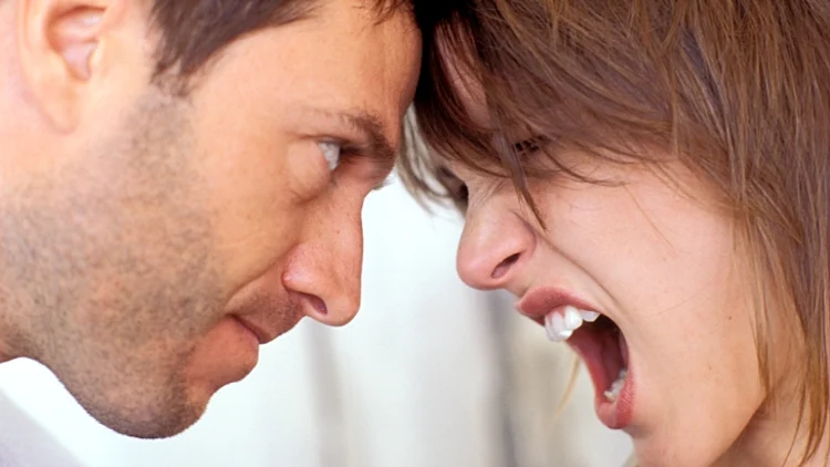 בחור ובחורה מתווכחים ראש בראש