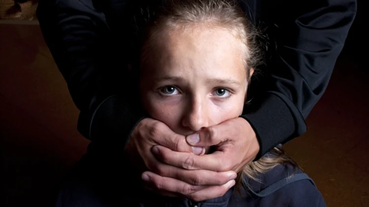 ילדה שפיה מכוסה