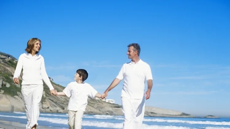 הורים וילד בים