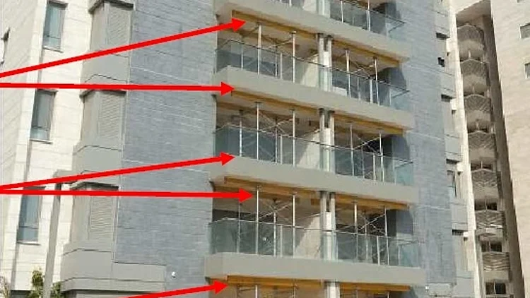 קורות התמיכה שהציבה חברת גינדי השקעות בבניין שמרפסותיו קרסו בחדרה