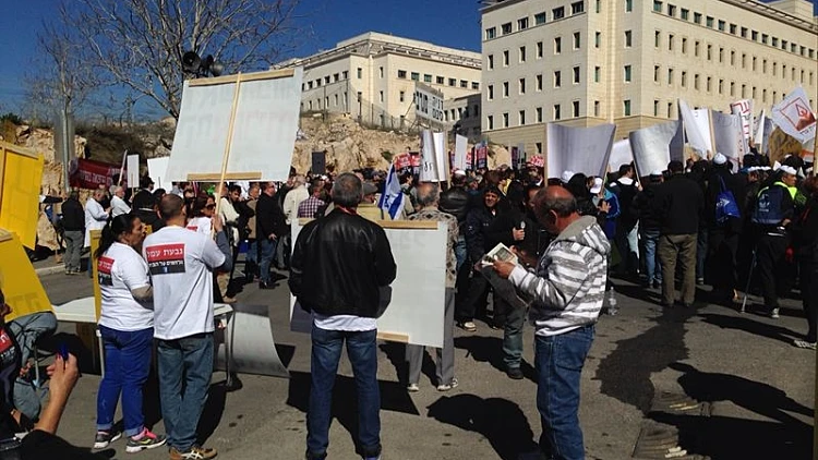 תושבי ערד בהפגנה מול משרד ראש הממשלה