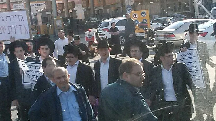 הפגנת חרדים בכניסה לבני ברק נגד החלטת בג"ץ לעצור תקצוב ישיבות