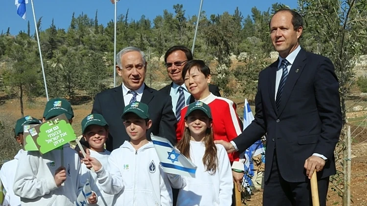 טקס נטיעות בהשתתפות ראש הממשלה בנימין נתניהו ויו"ר קק"ל אפי שטנצלר ראש עיריית ירושלים, ניר ברקת, לי שיאו לין (Li Shiao Lin)וילדי בית הספר היובל בחורשת האומות בירושלים