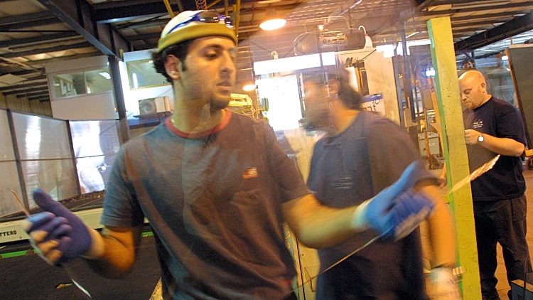 עובדים במפעל