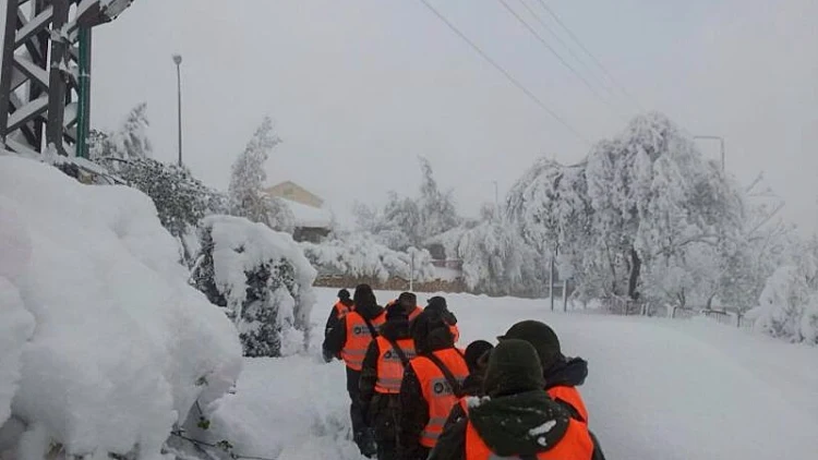 חיילי גולני מסייעים בפינוי בשלג של צפת