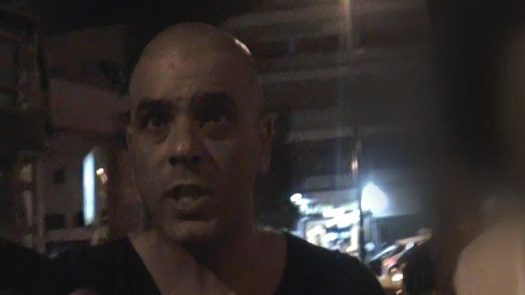 אייל גולן תוקף את צוות חדשות 13