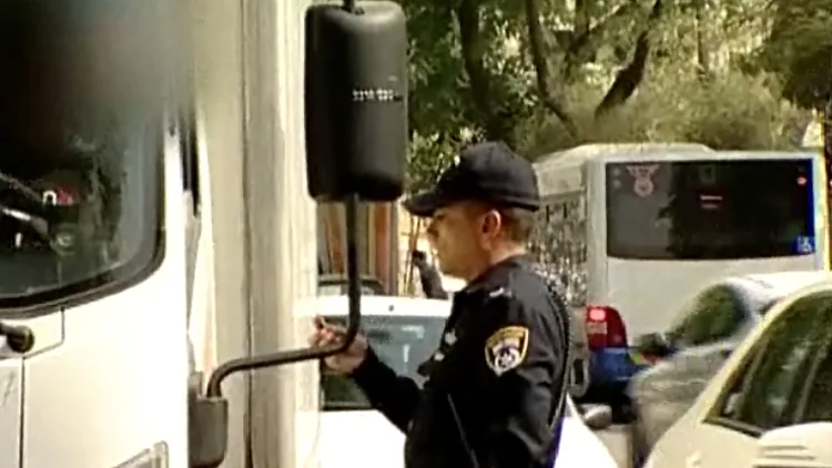 שוטר עוצר אנשים שחונים בחניית נכים