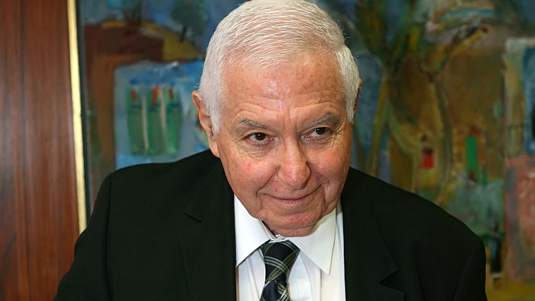 מיכה לינדנשטראוס מחזיק את דו"ח מבקר המדינה לשנת 2007