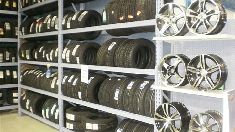 בדיקת חדשות 10: פנצ'ריות מוכרות לנו צמיגים לא בטיחותיים | חדשות 13