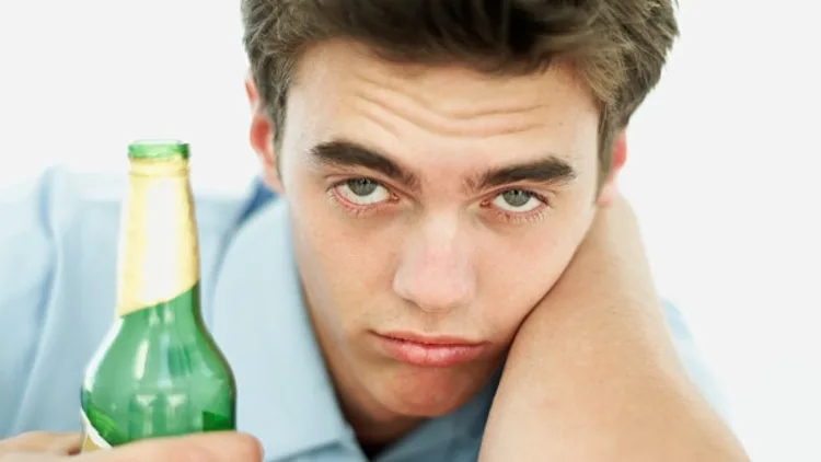 נער עם בקבוק בירה