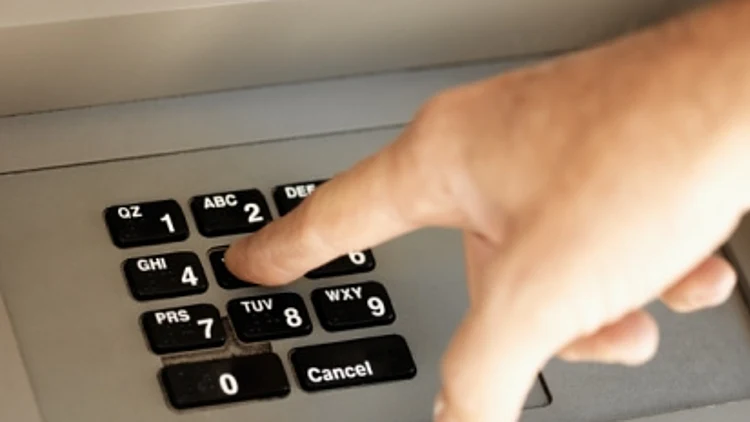 אצבע לוחצת על קוד