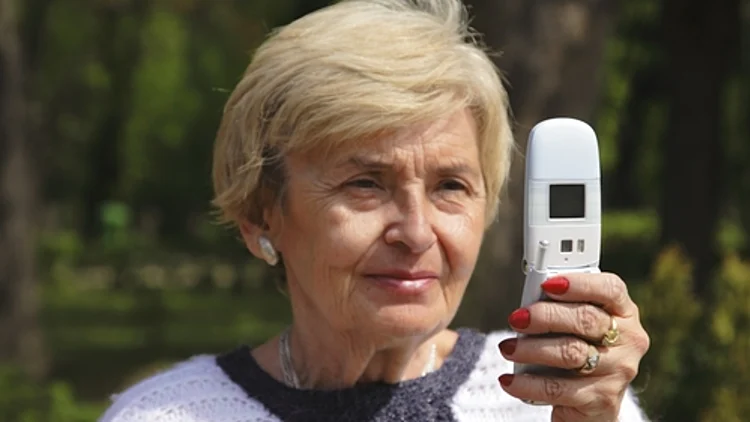 אישה מבוגרת מחזיקה טלפון סלולרי אילוסטרציה