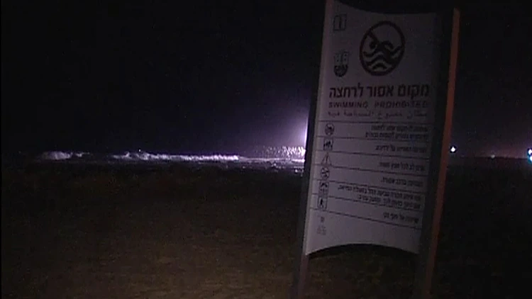 חיפושים אחרי בני משפחה שטבעו בחוף דלילה באשקלון