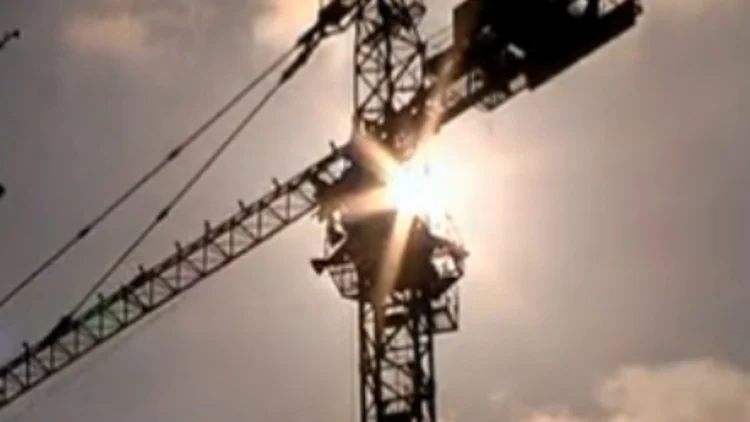 ההורים נדהמו לגלות: מנוף עצום הוצב מעל הגן של ילדיהם