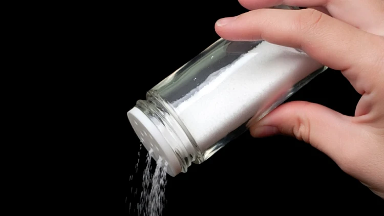 בדיקת חדשות 10: כמה מלח מוסיפים לנו לאוכל ברשתות המזון?