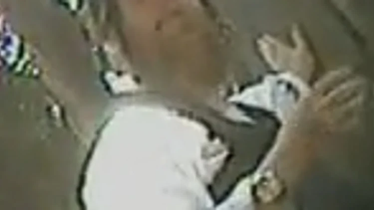 עובד חברה קדישא מנסה למכור חלקת קבר לעיני מצלמה נסתרת