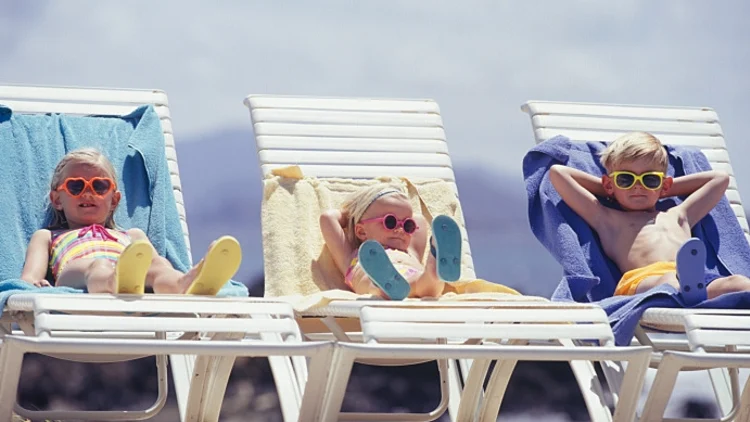 ילדים משתזפים בים