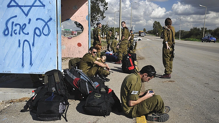 חיילים מחכים בתחנת אוטובוס