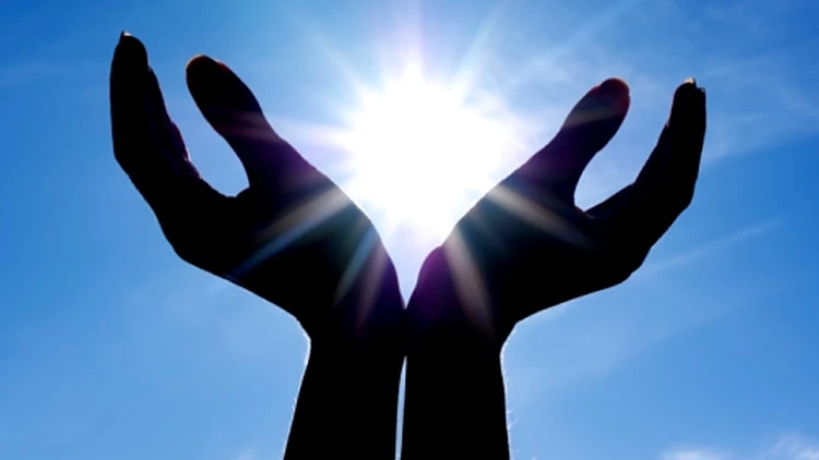 ידים פונות לשמש