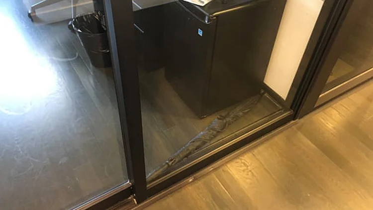המטרייה שתקעה את העובדים מחוץ למשרד