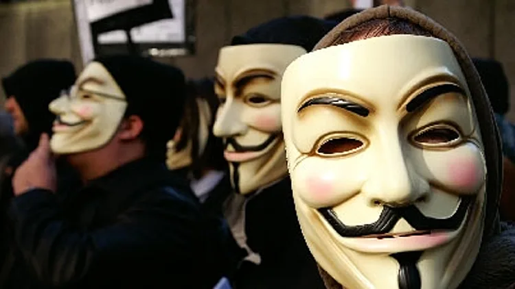 אנשים במסיכות גאי פוקס בהפגנה נגד סיינטולוגיה