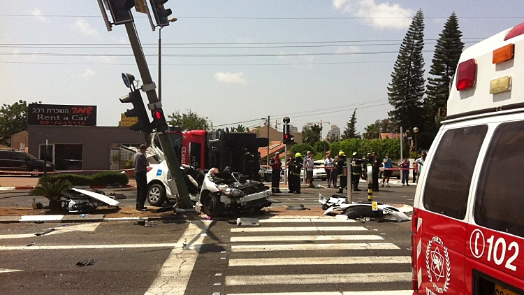 תאונה בין כבאית לרכב פרטי בכפר סבא