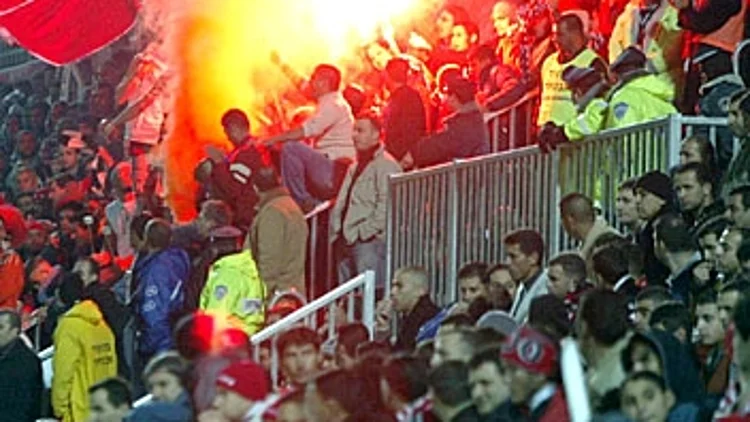 יציע אוהדי סכנין עם החזיז בתוכו