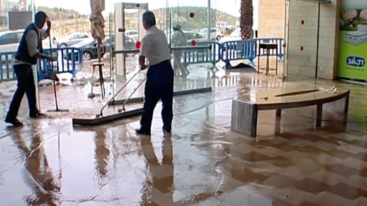 הצפה בקניון במודיעין