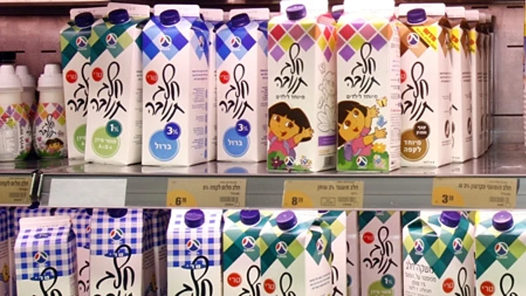 מקרר מוצרי חלב בשופרסל דיל ברמת גן:חלב בקרטון תנובה, חלב בקרטון יוטבתה, חלב סויה, חלב מיוחד לקפה, חלב דורה,