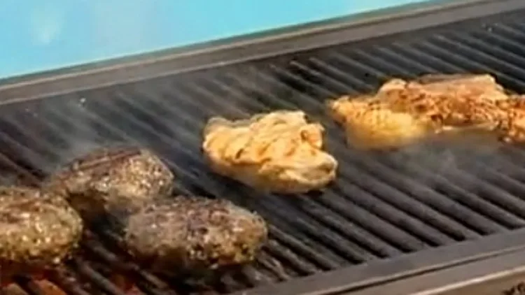 בשר על האש במנגל