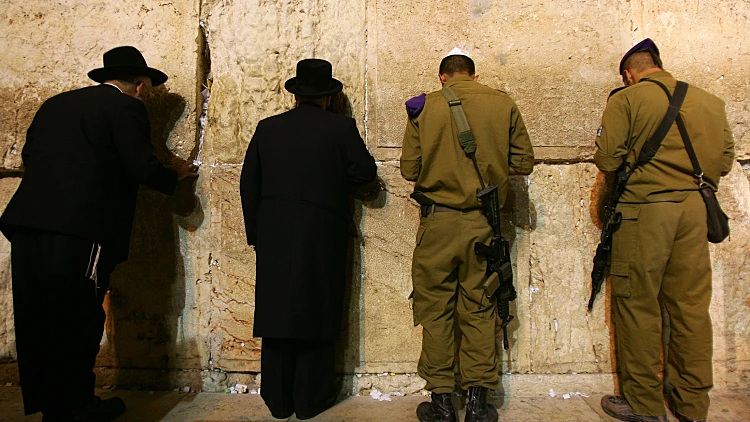 חיילים מתפללים בכותל