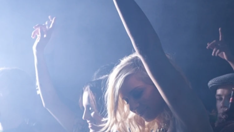 חבורת בנות שיכורות במסיבה