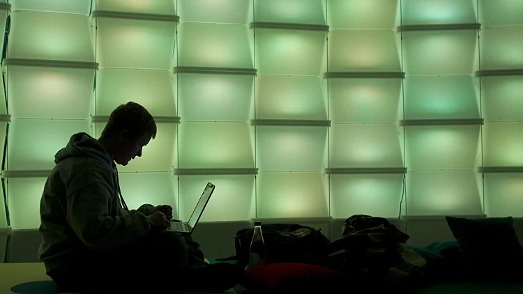 אישה משתמשת במחשב. אילוסטרציה טובה להאקר